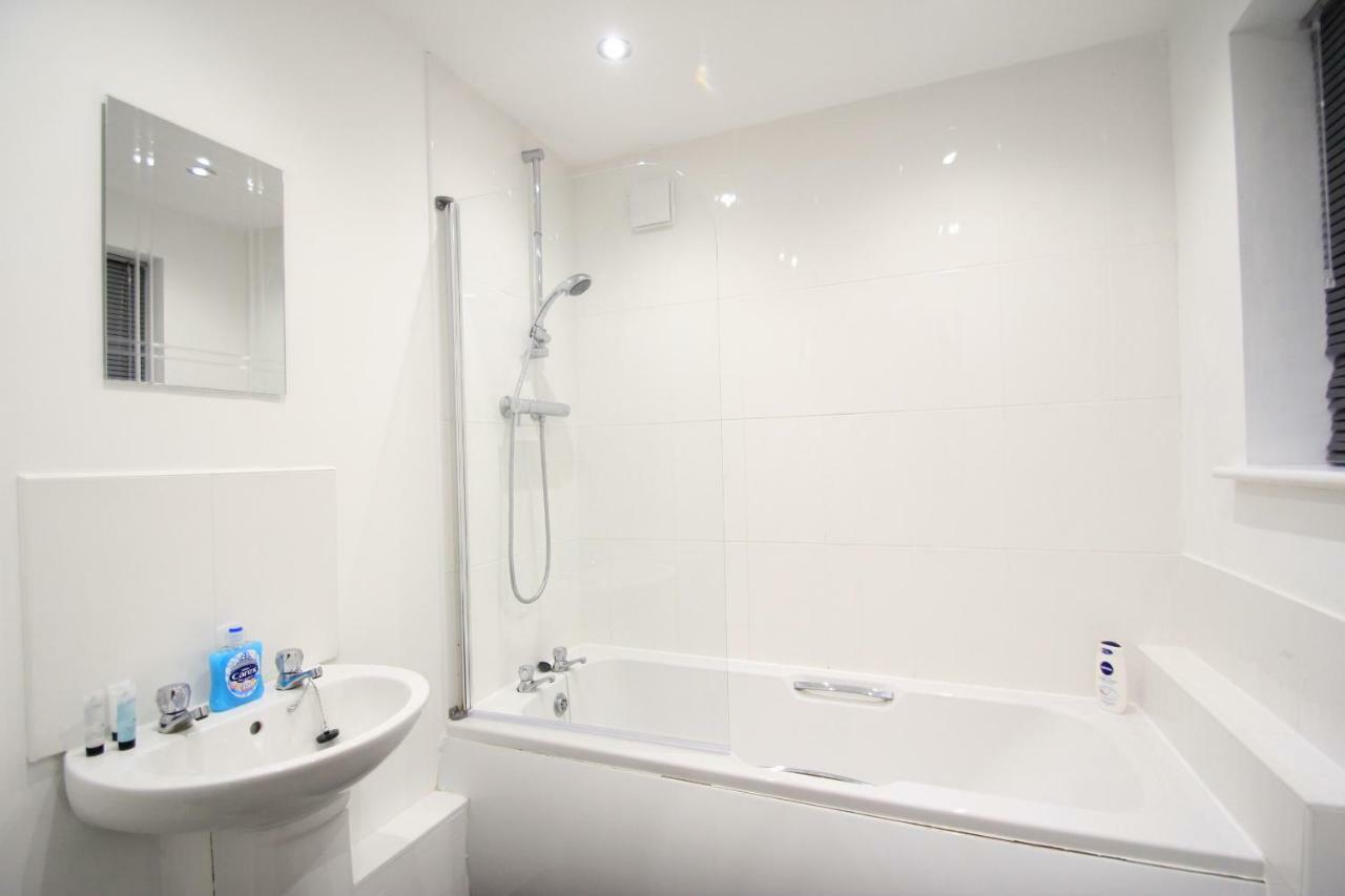 Cross Court, Stafford By Bell Apartments Zimmer foto
